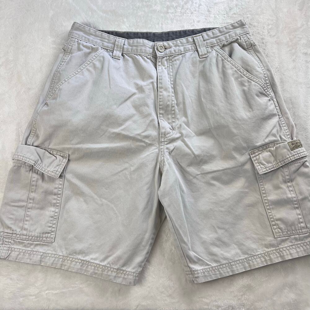 Wrangler Men’s cargo shorts size 32x9 khaki